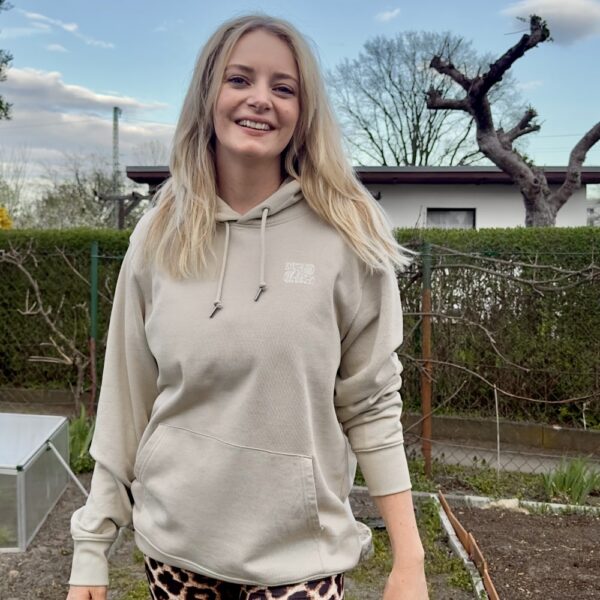 Hoodie Sisterhood Veganfood weiß (handgemalt von Juju) – Bild 2
